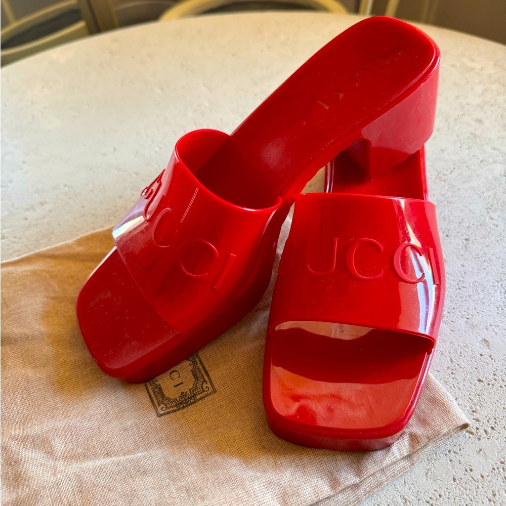 Used Gucci sandals perfect for the Beach